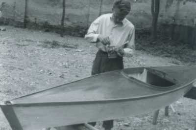 Jure Matekovič končuje z izdelavo čolna (1958)