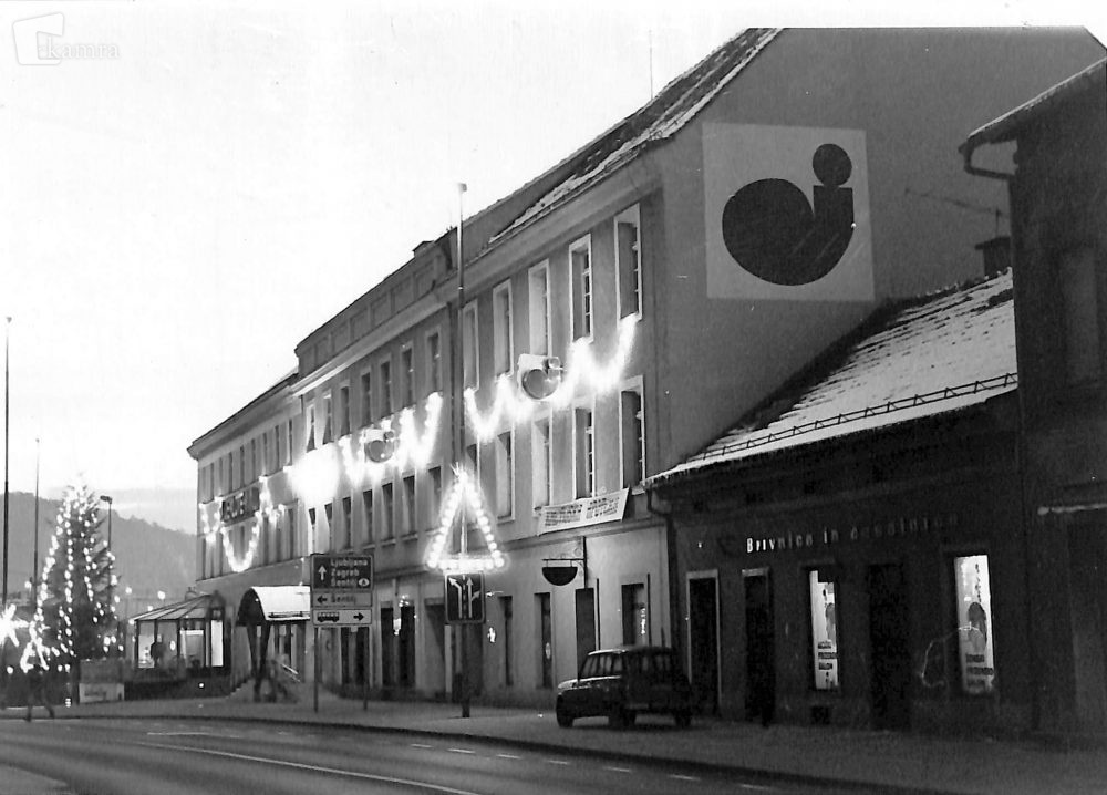 Poslovna stavba Jeklotehne v novoletni okrasitvi, 1990