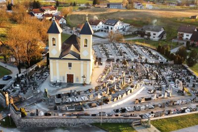 Metliško pokopališče in cerkev sv. Roka.