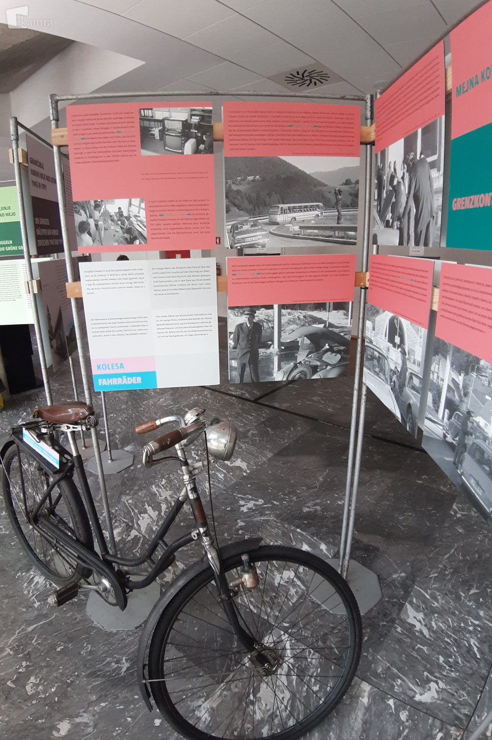 Na fotografiji je kolo, ki so ga tihotapci žez Karavanke pogosto uporabljali za prevoz predmetov čez mejo.
