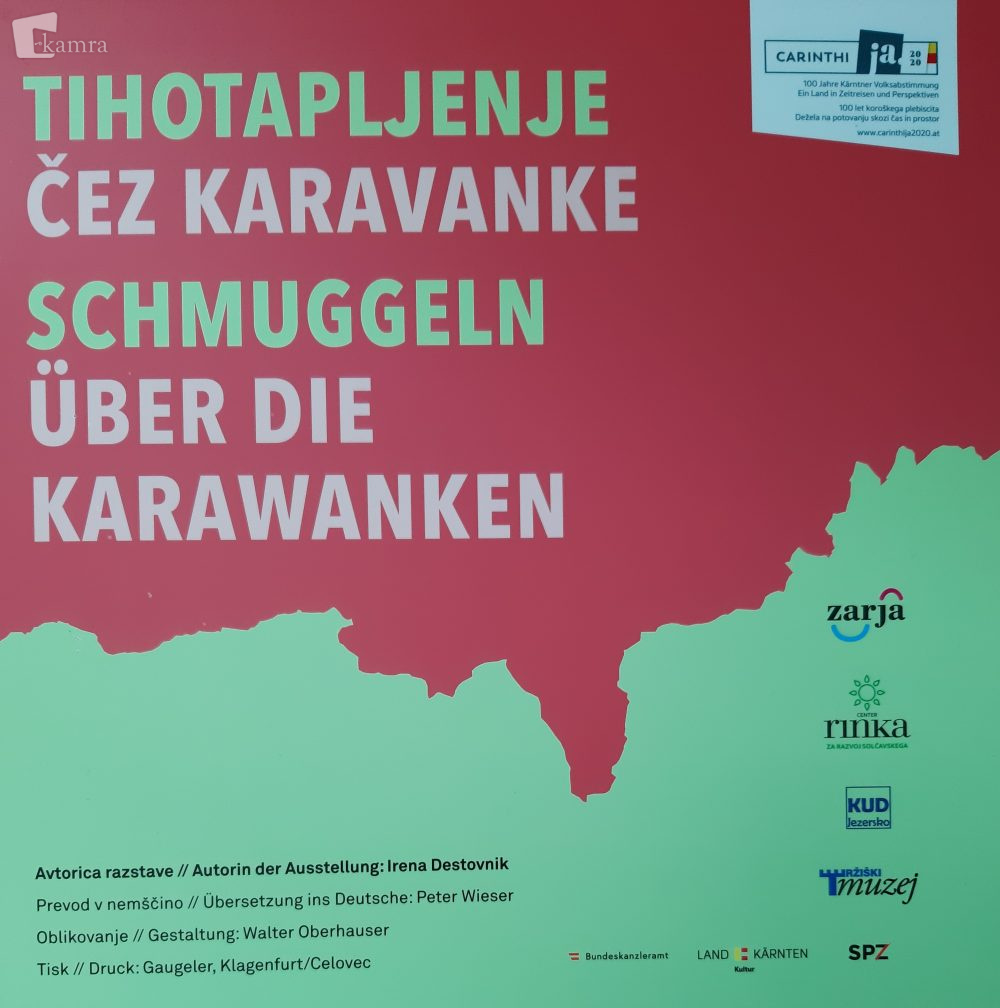 Fotografija prikazuje plakat za razstavo, obris meje z Avstrijo.