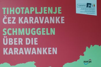 Fotografija prikazuje plakat za razstavo, obris meje z Avstrijo.