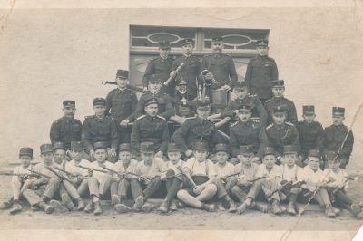 Bizeljski-gasilci-s-podmladkom-pred-Gasilskim-domom-Bizeljsko-leta-1931