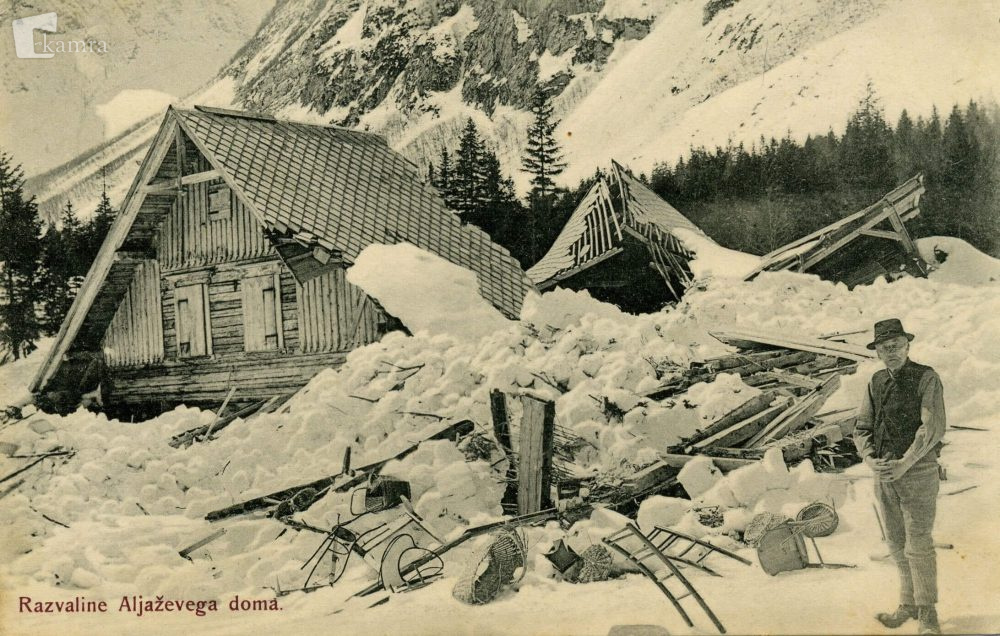 Aljažev dom, ki so ga na Vratih postavili leta 1904, je pet let pozneje podrl snežni plaz. Med ostanki ostrešja doma je sliki Janez Klinar – Požganc, gorski vodnik iz Mojstrane. Kot izkušen delovodja je bil nenadomestljiv sodelavec pri Aljaževih gradnjah v triglavskem pogorju: prvotni Aljažev in Triglavski dom, Staničevo zavetišče, Tominškova pot, pot čez Prag in na Mali Triglav ter izstrelitev nevarnih mest na grebenu med obema vrhovoma. (Foto: Bogumil Brinšek (1884-1914)