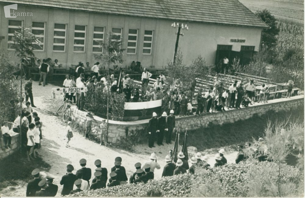Nov prapor ob jubileju gasilskega društva v Globokem, 1967