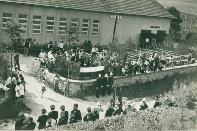 Nov prapor ob jubileju gasilskega društva v Globokem, 1967