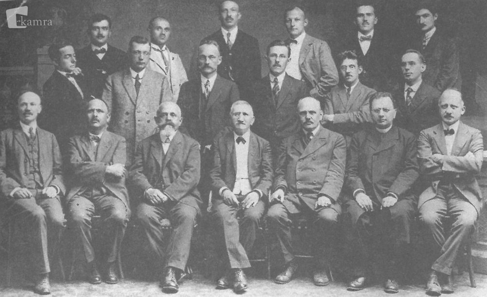 Ivan Pregelj s profesorskim zborom kranjske gimnazije, drugi v drugi vrsti z desne