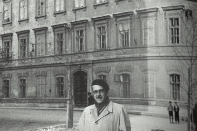 Marij Pregelj je v rodni Kranj zahajal tudi kasneje: na fotografiji pred rojstno hišo
