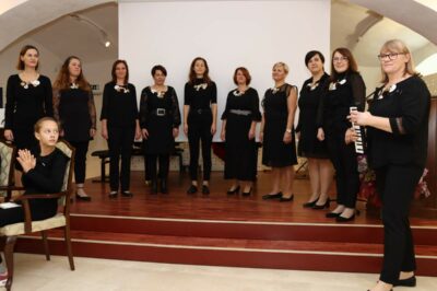 Ženski pevski zbor Okarina, pod vodstvom zborovodkinje Zlatke Puklavec Banjanin