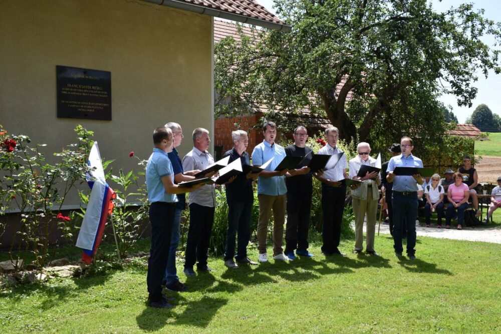 pevci Župnijskega pevskega zbora župnije Sveti Tomaž
