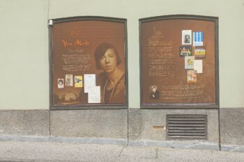 Pogled na razstavo z ulice.