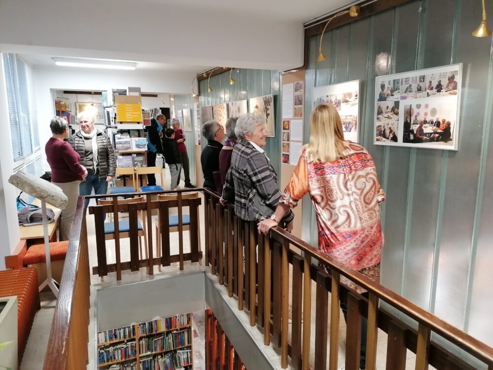 Članice bralnega krožka ob ogledu razstave