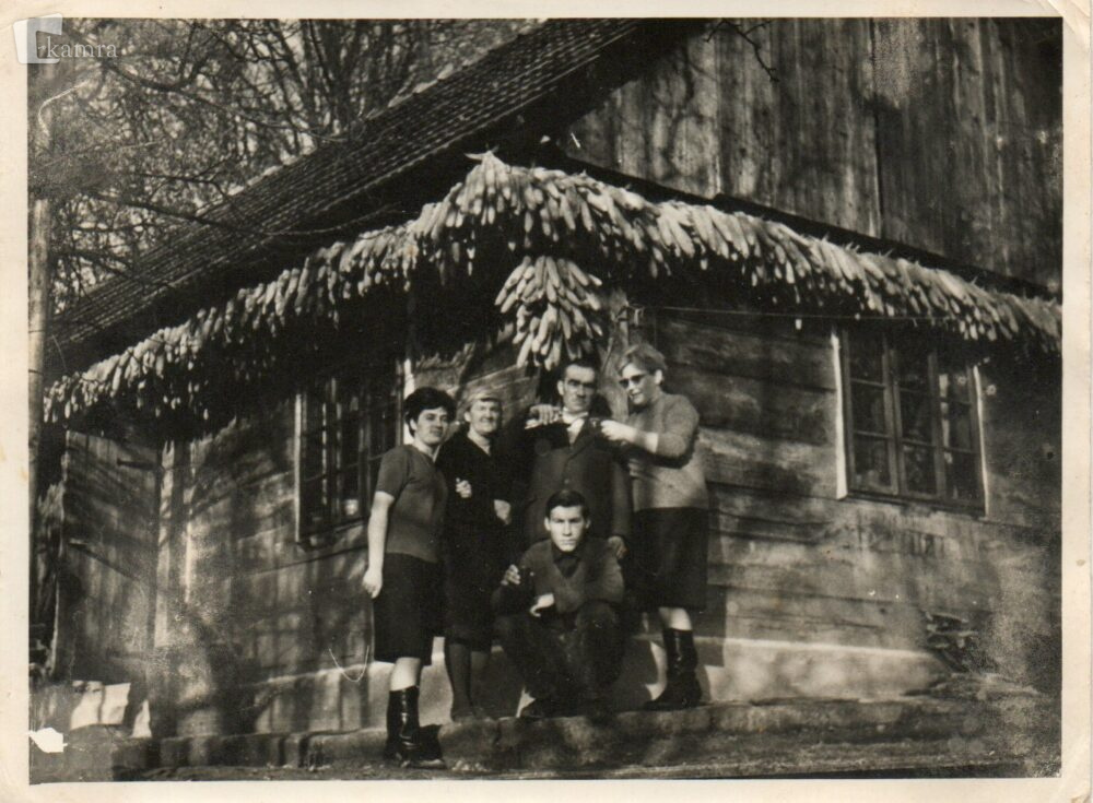 Družina Dobrina pred domačo leseno hišo.