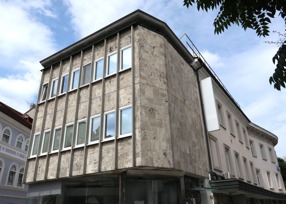 Fasada prizidka iz lehnjaka