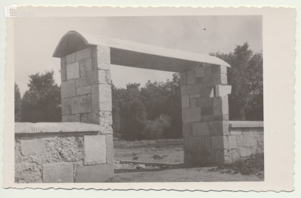 Glavni portal v Prešernov gaj