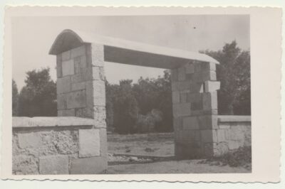 Glavni portal v Prešernov gaj