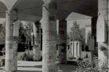 Spominske plošče na stebrih osrednje lope