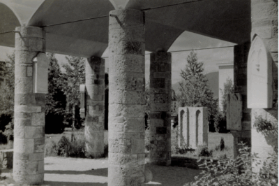 Spominske plošče na stebrih osrednje lope