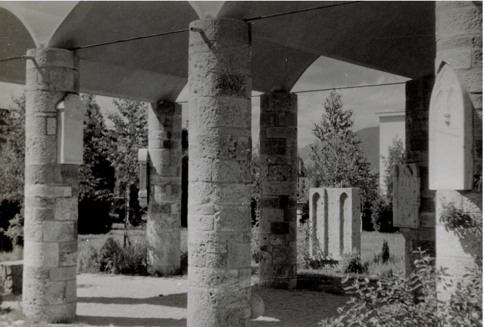 Spominske plošče na stebrih osrednje lope