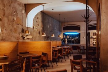 notranjost mestne slaščičarne in kavarne