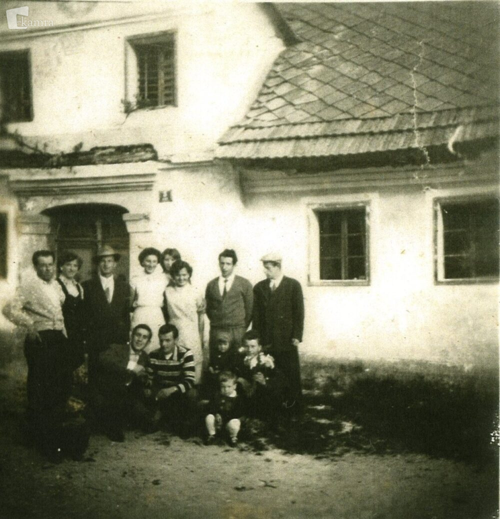 Pred družinsko hišo na Pancah