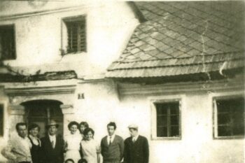 Pred družinsko hišo na Pancah