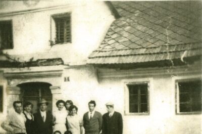Pred družinsko hišo na Pancah