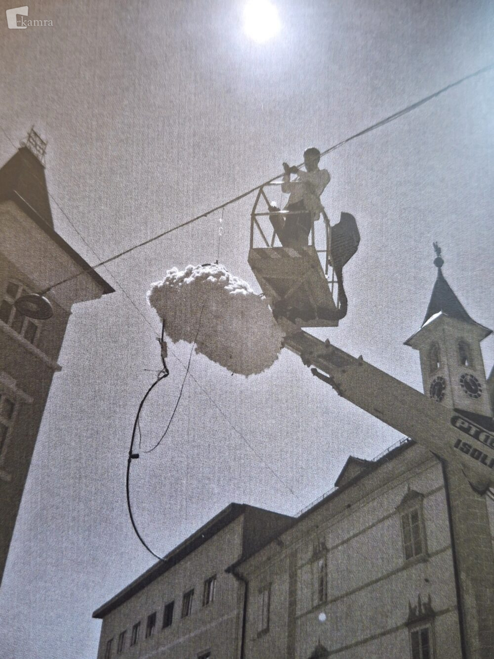 Slika prikazuje umetni dežni oblak nad Glavnim trgom v Kranju.
